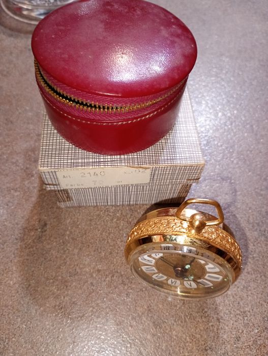 Ceas  însoțit de o cutie
