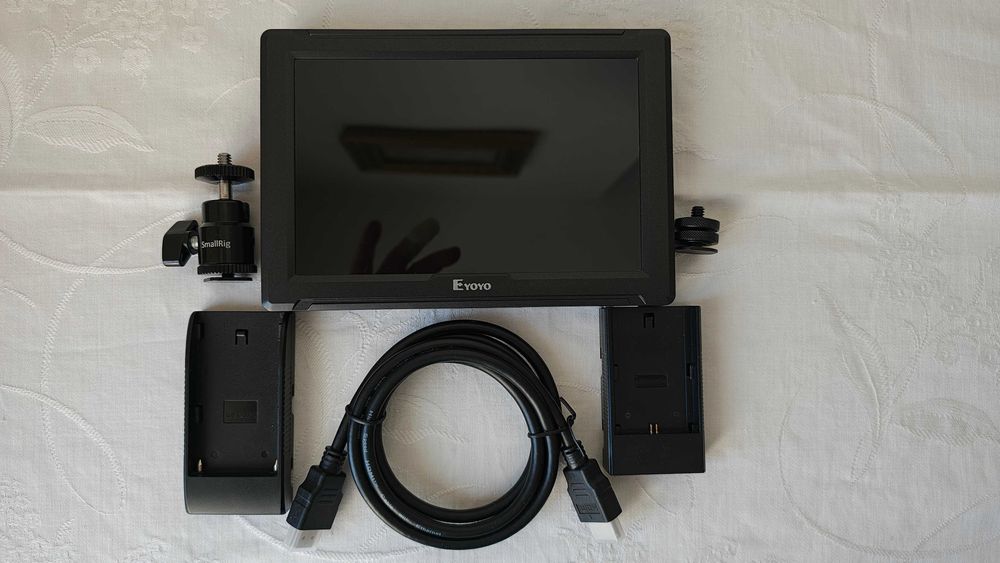 Продавам 7 - инчов монитор Eyoyo E7S