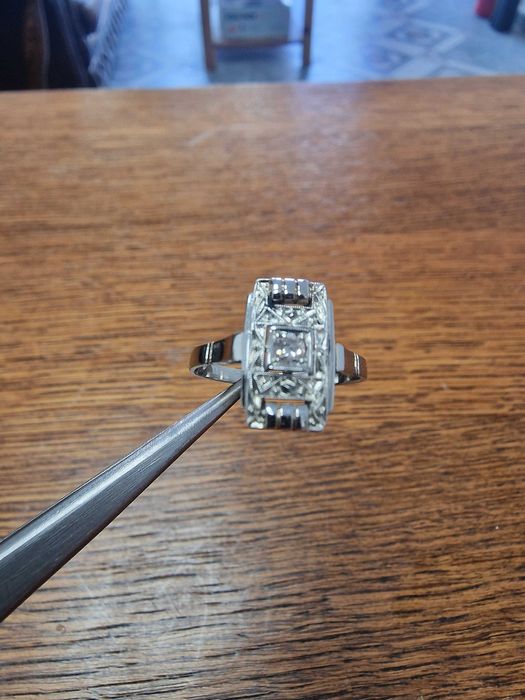 Дамски Златен Пръстен с ДИАМАНТ - Заложна къща Галерия 65