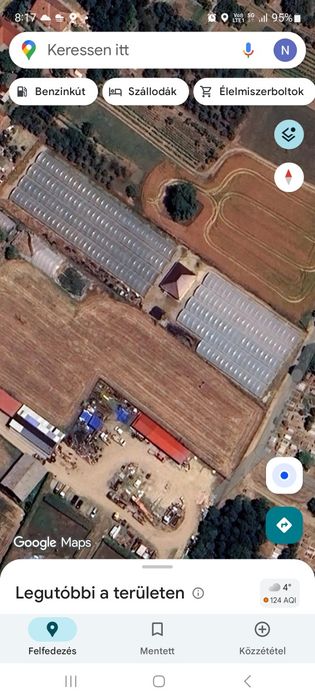 Teren cu solari si casa de constuctie usoară.