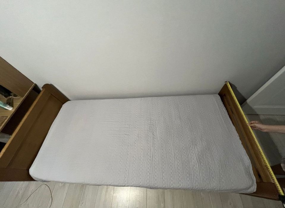 Кровать деревянная, с матрасом