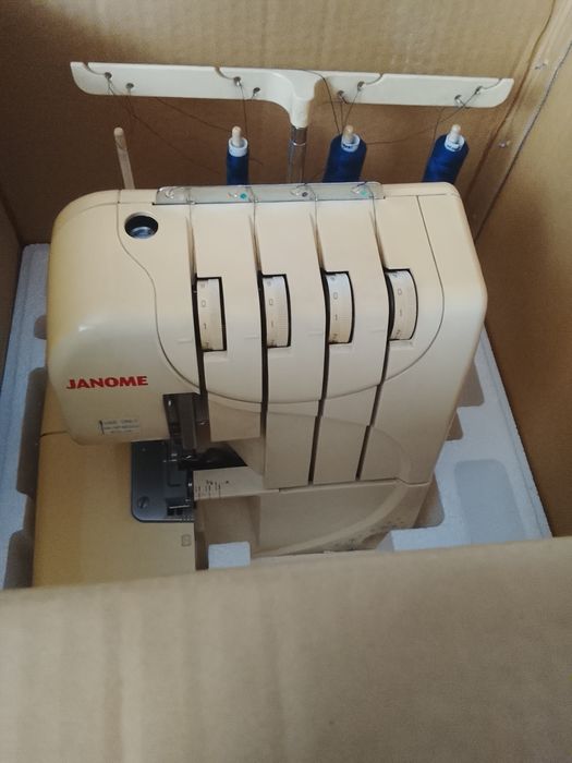 Оверлок бытовой б/у