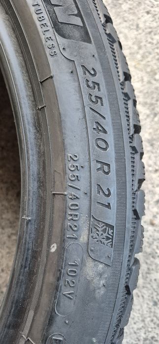 4 anvelope iarna ca si noi Michelin 255/40/21.Pretul este pe bucata.