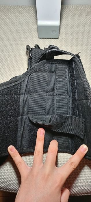 Toc de pistol cu prindere pe coapsa.