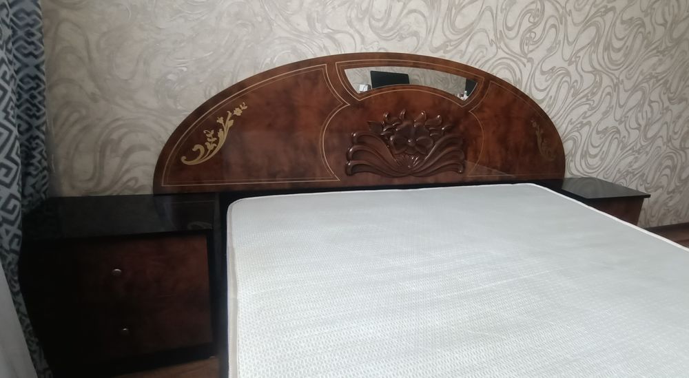 Продам кровать и две тумбы