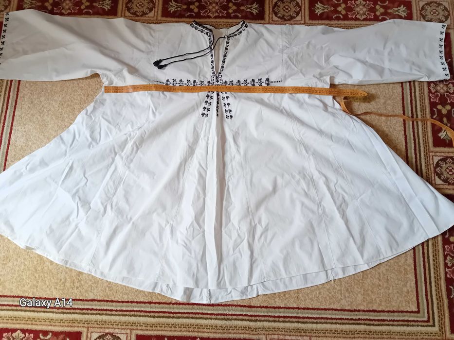 Vand costum traditional barbat cu o vechime  de peste 70 de ani.