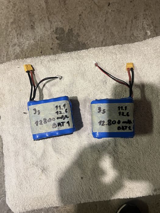 Vand baterii navamodel 3 s 12.800 ah fiecare