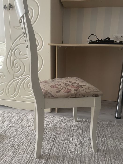 Продам кухонные стулья в комплекте