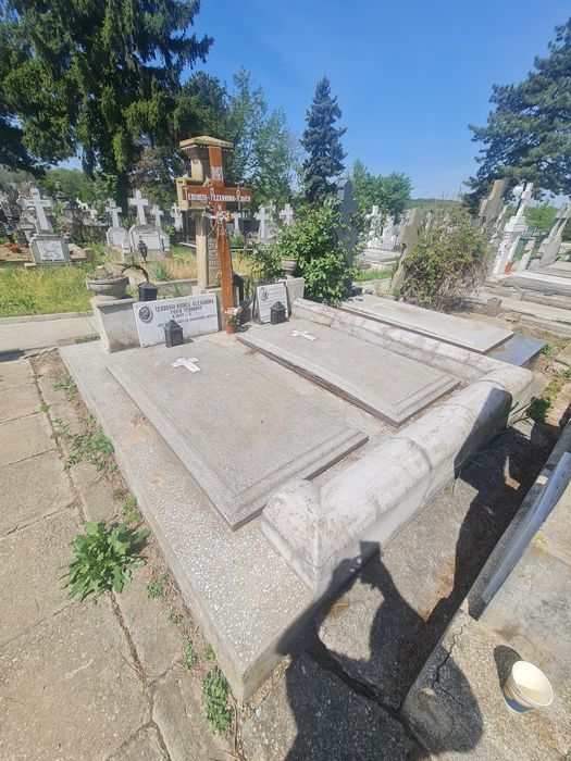 Loc de veci 6mp construcție cavou cu doua locuri și patru cripte în cimitirul cernica în curtea manastiri