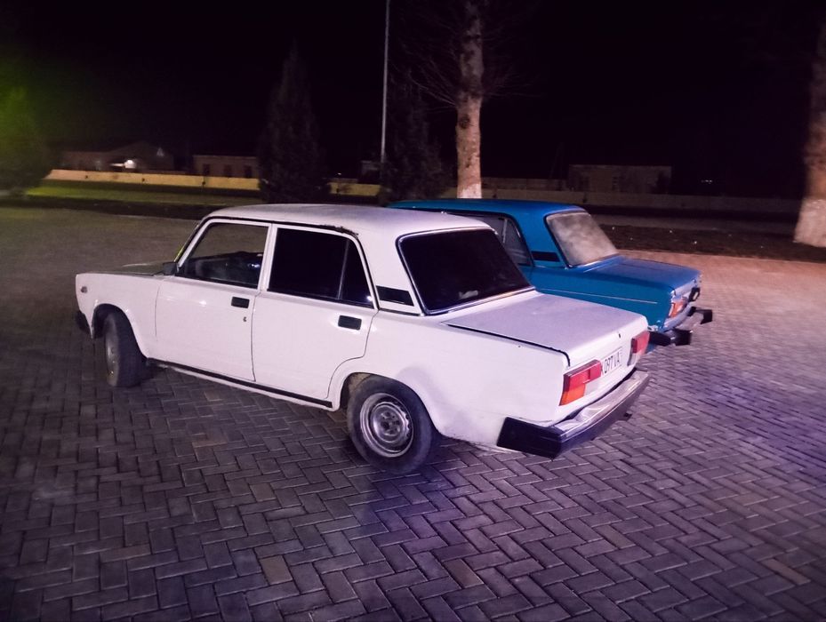 Lada 07 srochna sotiladi