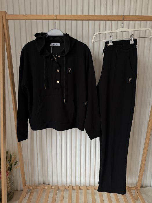 Продавам дамски маркови комплекти