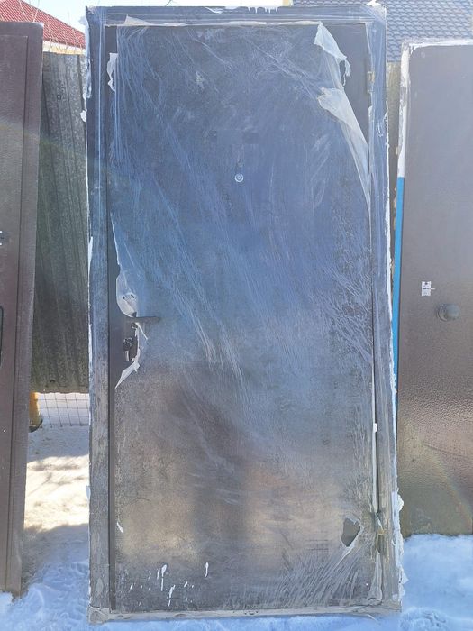 Продам входную железную дверь