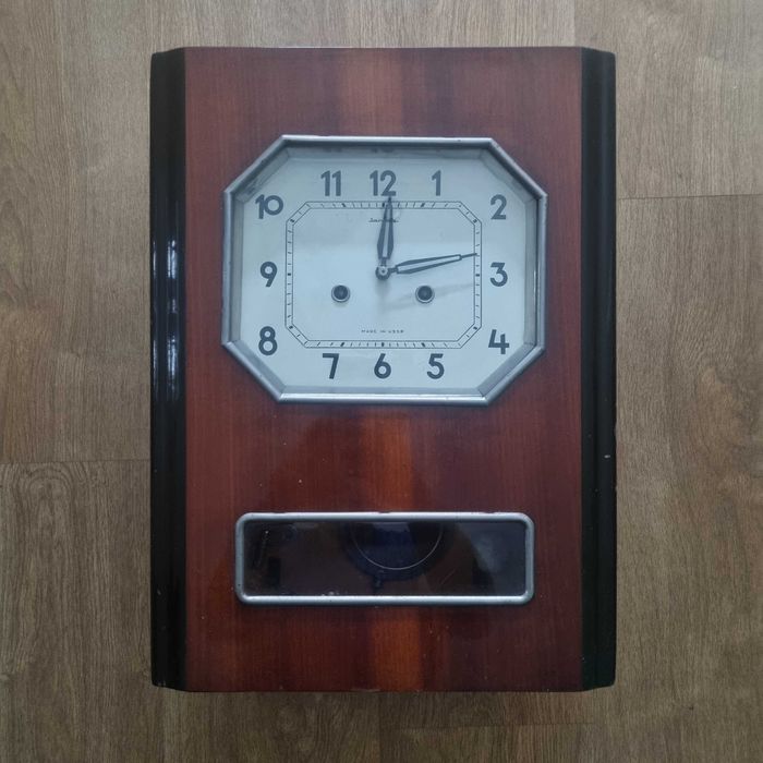 Механичен стенен часовник СССР – обслужен, бие, отличен корпус