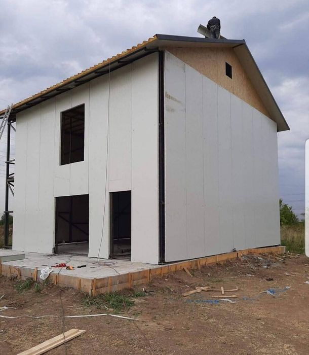 Vând case modulare pe structură metalică învelit cu panouri sandwich