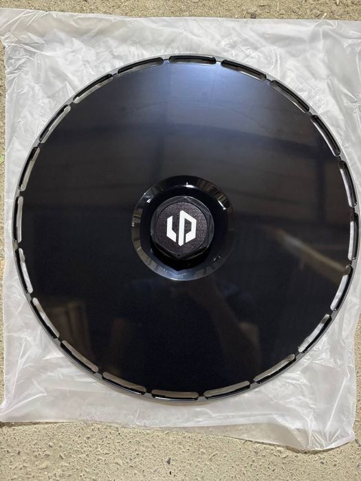 Kalpak diskaga oxshap turadi