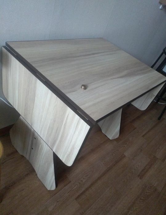 Продается качественный кухонный стол