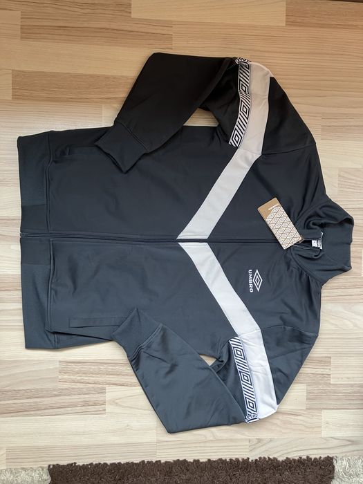 Umbro мъжко горнище ново М размер