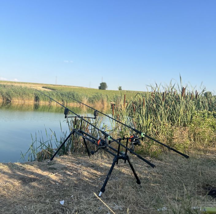 Въдици+ стойка+ макари