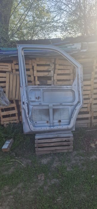 Продам двери на "мерседес-638".