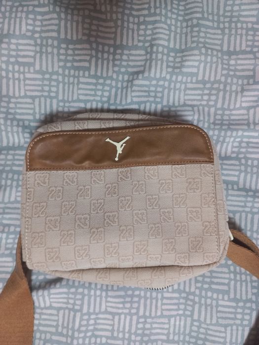 Дамски чанти, Jacquemus,Èram, Air Jordan, Levi's, Adidas