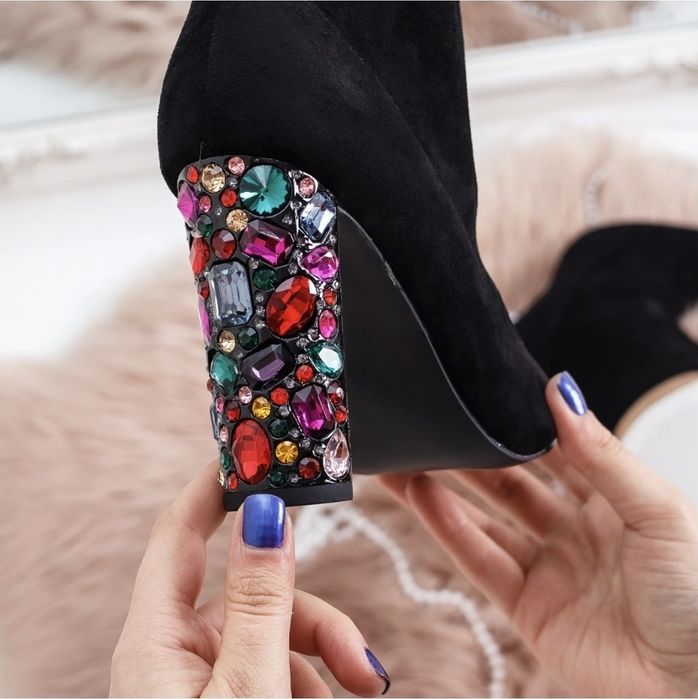 Велурени боти с камъни