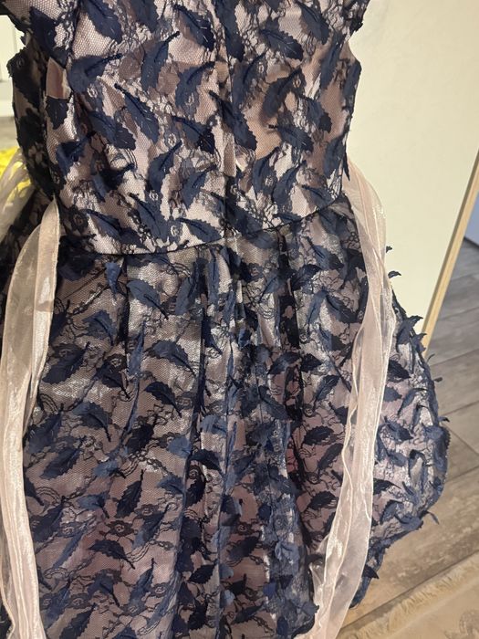 Продам нарядное платье на девочку 110-120 р