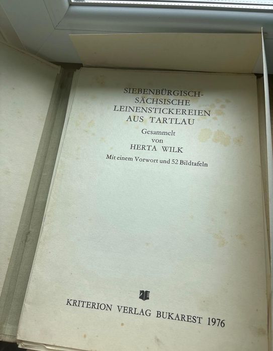 Lot cărți vechi, tablouri, mașină de scris funcțională