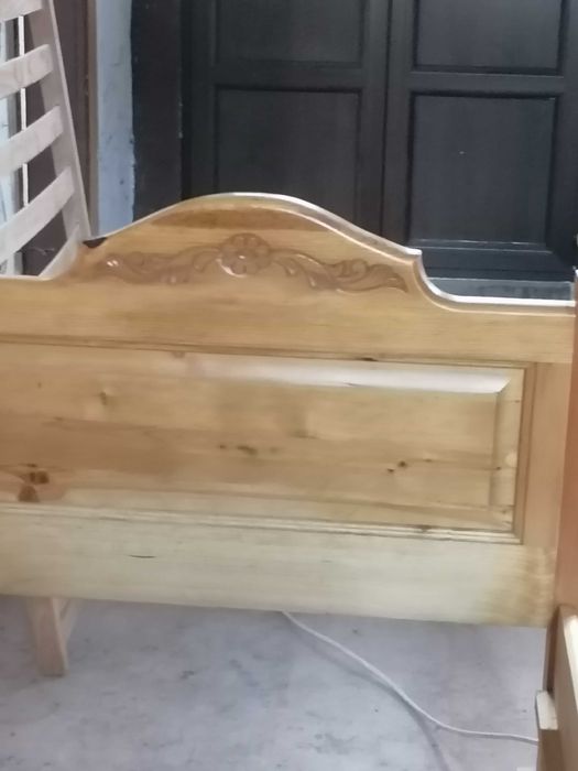 Дървени единични легла с нощни шкафчета