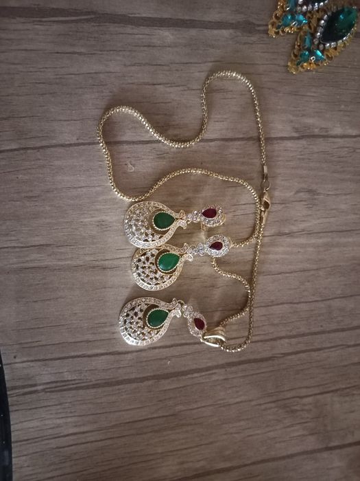 Шу расмдаги хаммаси Эрга тегаётган кизларимиз учун диадемалар ва кошла