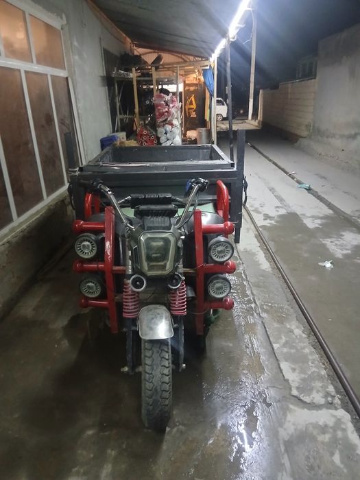 Skuter yangi yurib turgan