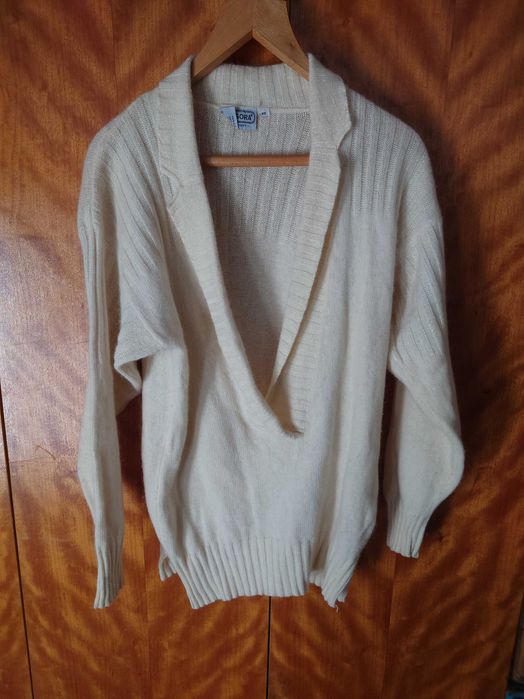 Дамски пуловер в цвят крем - вълна и ангора