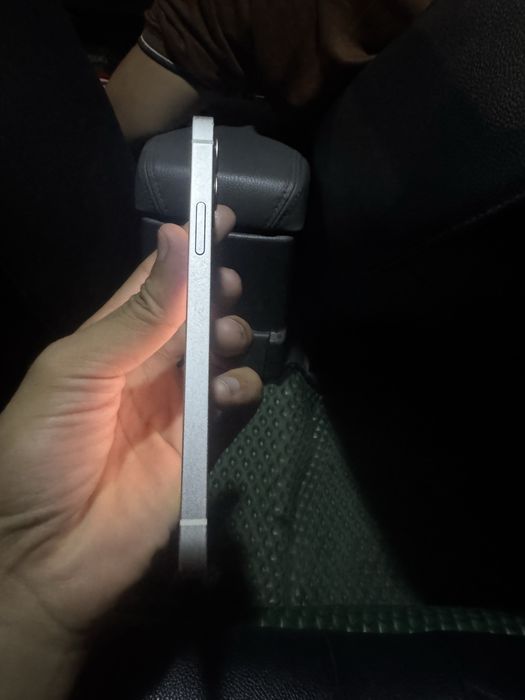 Iphone 12 128gb rangi oq ozimiz ishlatgan uyda turgan telefon