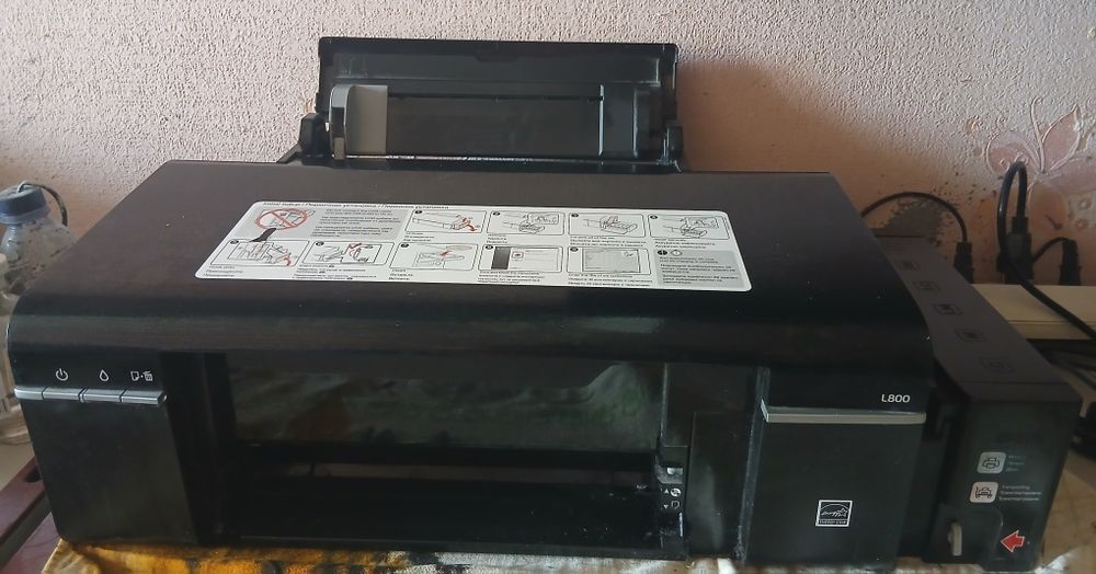 Продам принтер цветной л800