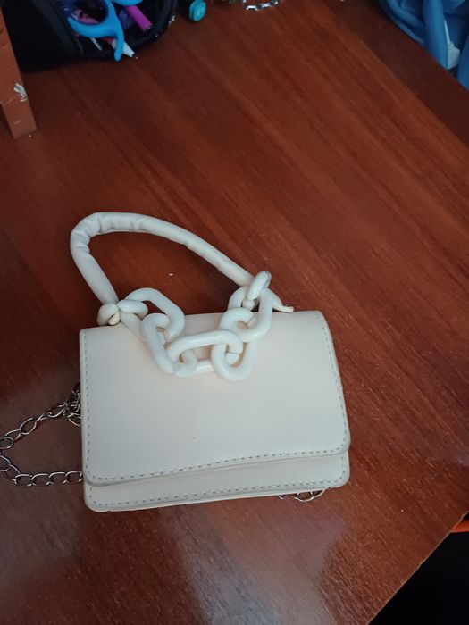 Сумочка маленькая.