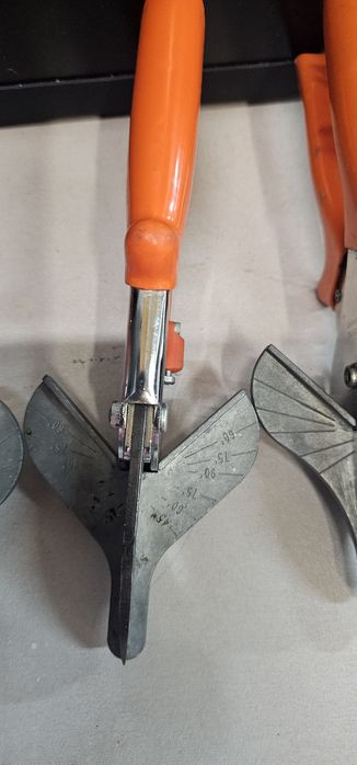 Foarfeca profesionala pentru profile .Taiere la unghi