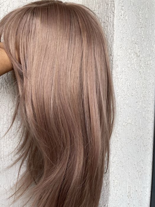 Peruca lunga saten dechis spre roze