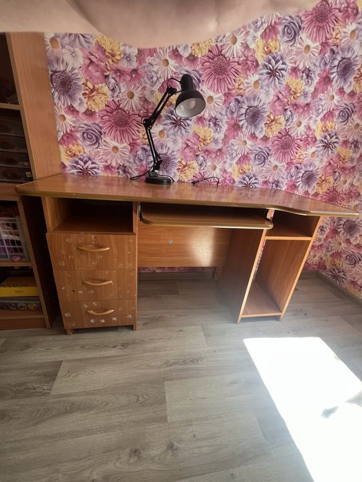 Продам компьютерный, письменый стол б/у