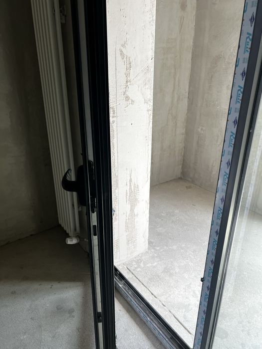 Витражное металлическое окно с дверью