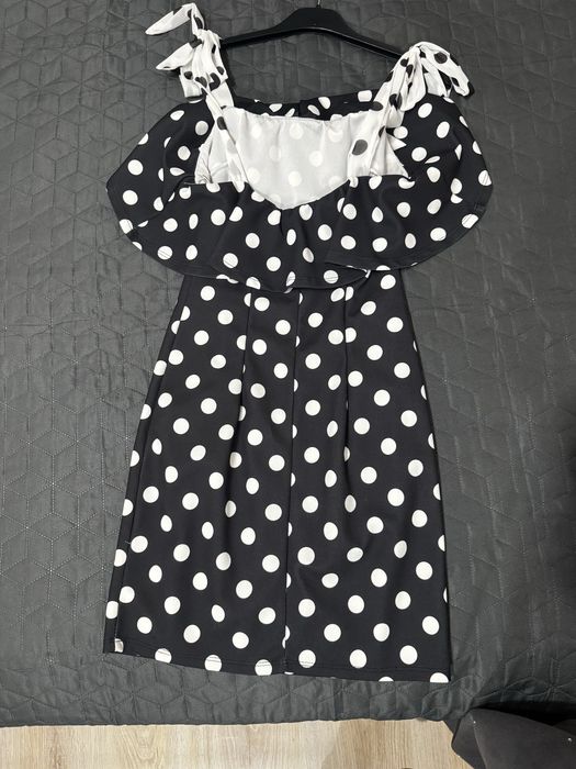 Черна рокля с дантела и панделки