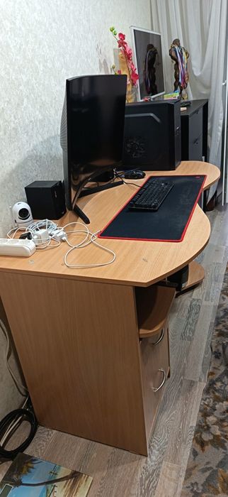 Продам компьютерный стол