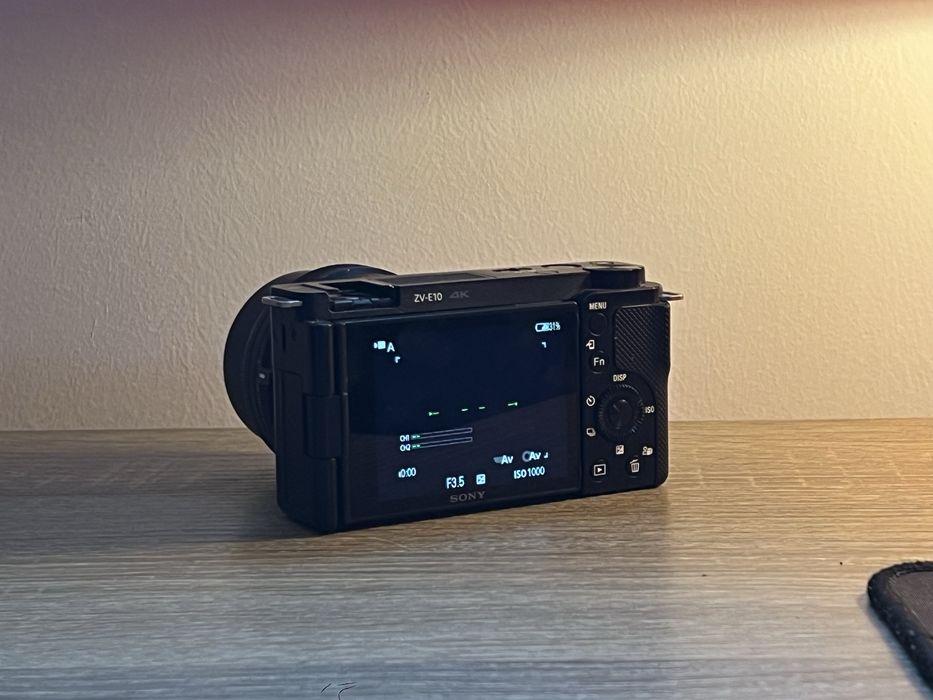 Sony ZV-E10+doua carduri cadou+ sony 35 1.8 OSS (separat)