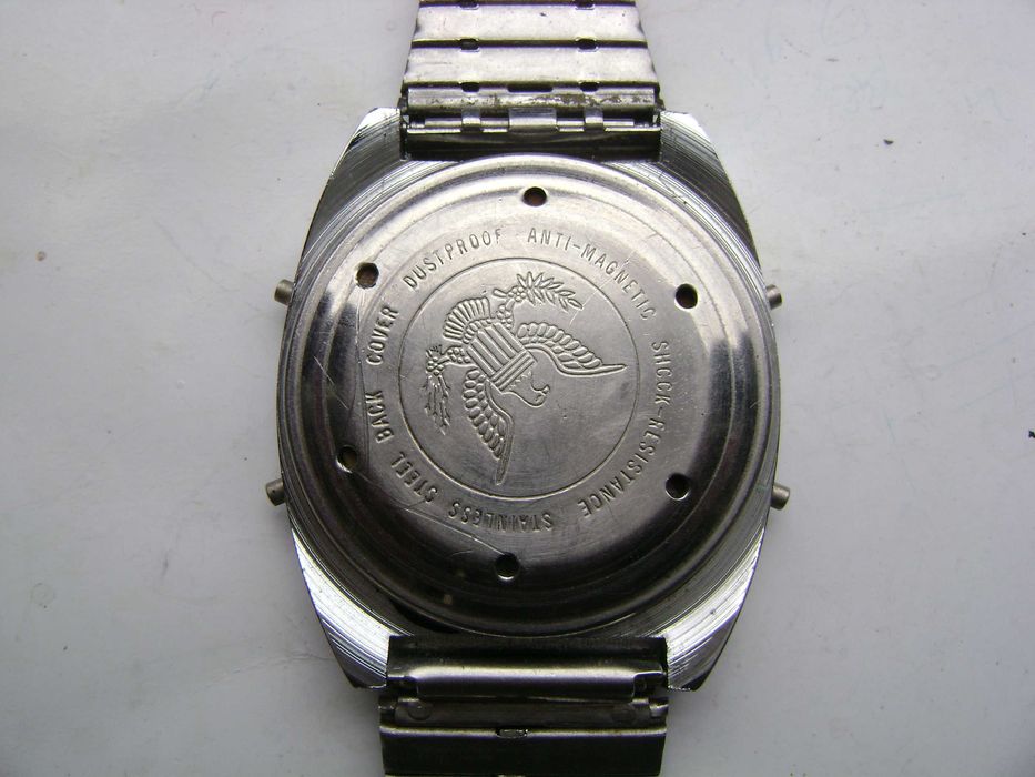 Продавам 5 броя ретро кварцови часовници Levis,Time Tronic,Quartz