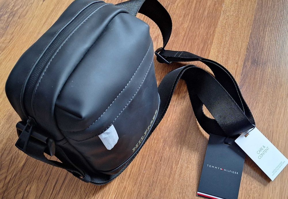 Нова оригинална чанта
Tommy Hilfiger