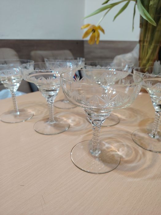 Pahare de cristal pentru șampanie.