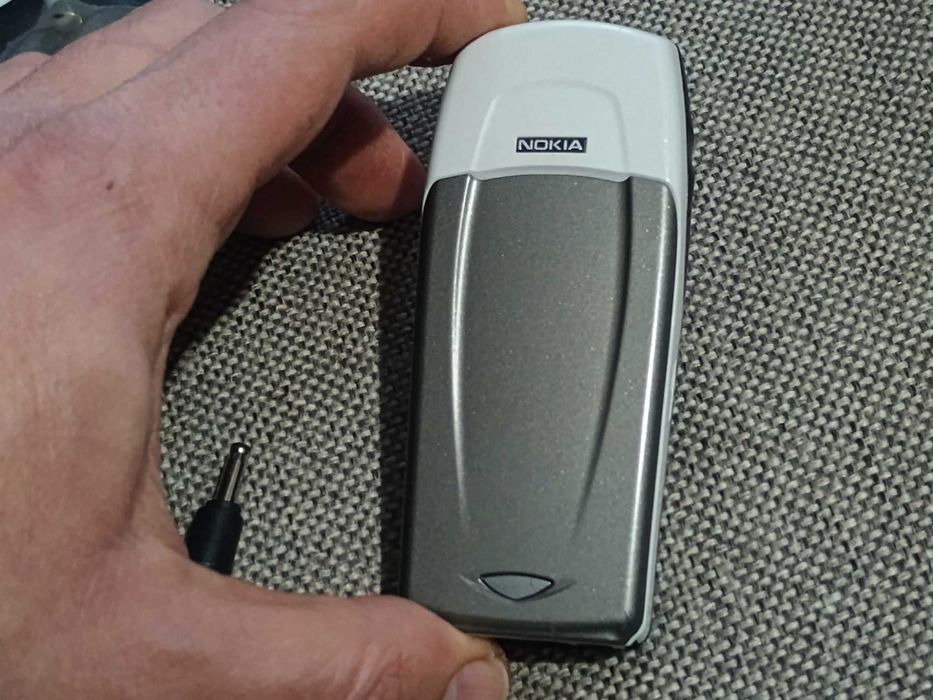 Nokia 6100 един собственик със зарядно