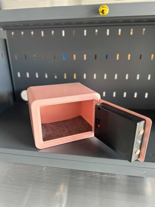 Kodli seyf kalit bilan / Кодовый сейф с ключом