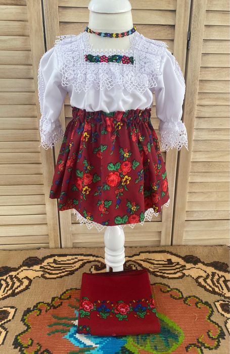 Costum traditional pentru fete