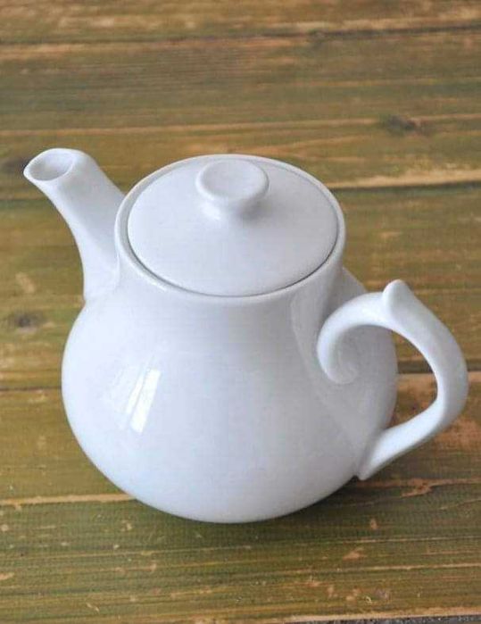 Бели порцеланови чинии за сервиране. Нови комплекти за кафе и чай