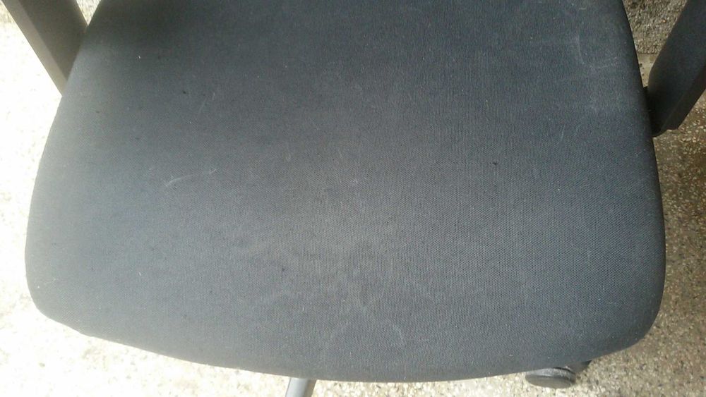 Офис стол Interstuhl със забележки по тапицерията