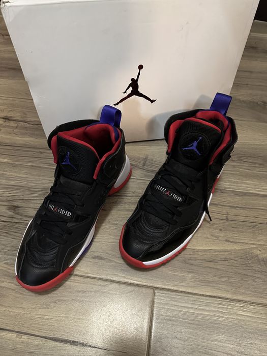 НОВИ Маратонки Jordan Jump man two trey